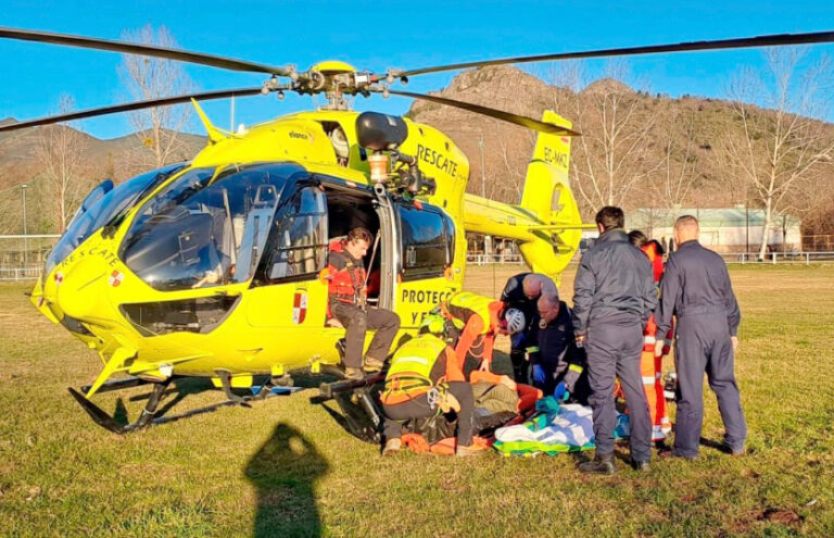 Helicóptero de rescate atendiendo a un piloto herido en Arcones