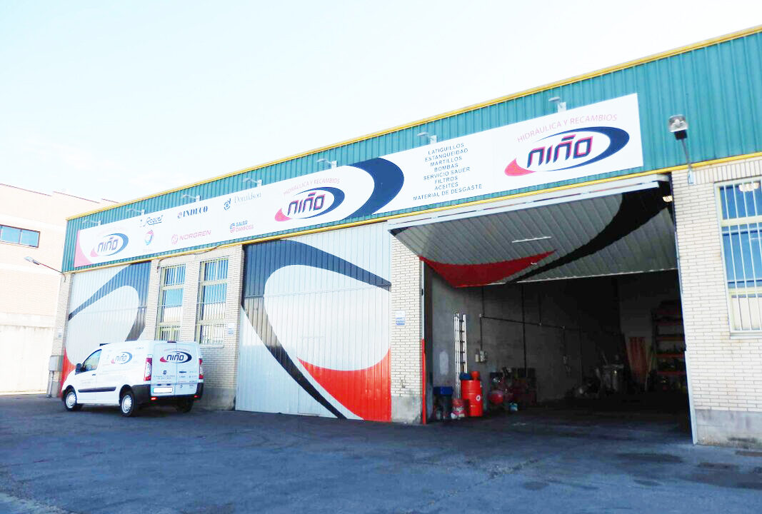 Fachada de Hidráulica y Recambios Niño en Palencia con vehículo