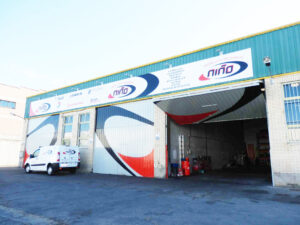 Fachada de Hidráulica y Recambios Niño en Palencia con vehículo