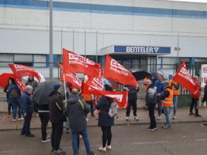 Protesta de trabajadores de Benteler con banderas de CCOO en Venta de Baños