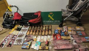 Productos robados en un supermercado de Saldaña, incluidos alimentos y bebidas.