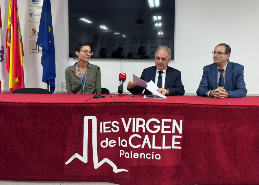 Reunión en el IES Virgen de la Calle con autoridades y docentes.