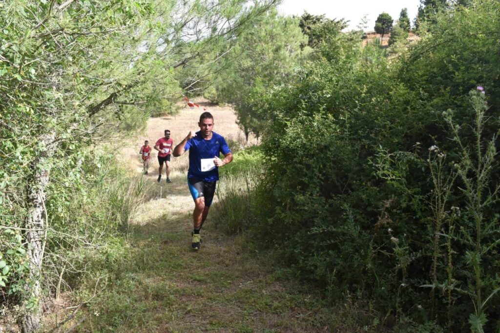 Corredores en el III Trail Solidario Trijonero en Paredes de Nava