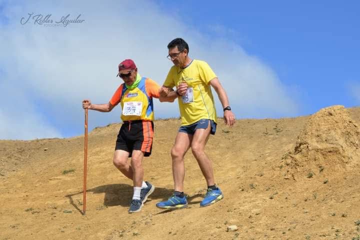 Dos corredores descendiendo una pendiente durante el III Trail Solidario Trijonero.