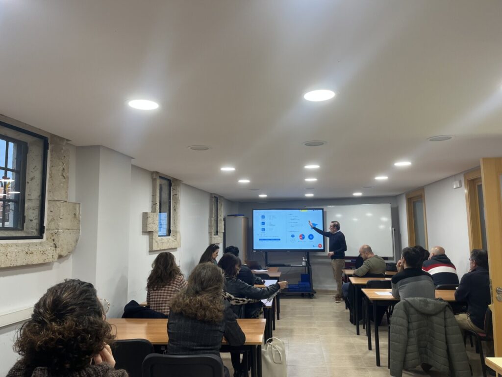 Asistentes en un taller sobre digitalización del comercio local en Palencia