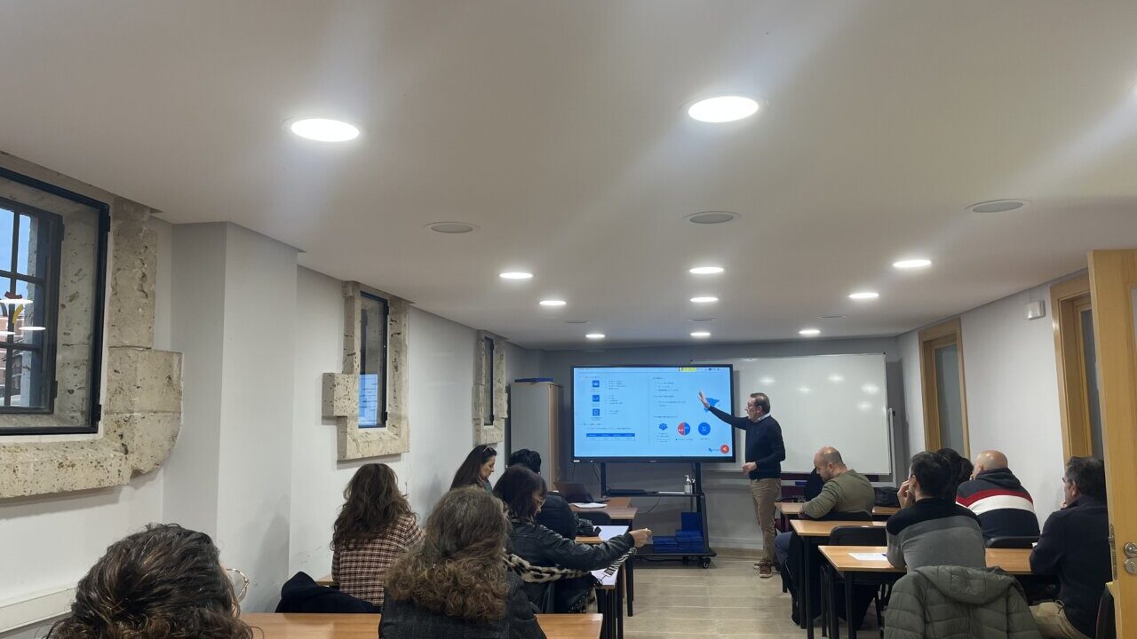 Asistentes en un taller sobre digitalización del comercio local en Palencia