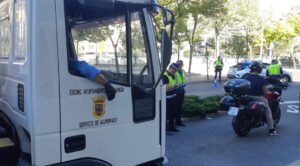 Policías locales revisando un vehículo del Ayuntamiento de Palencia.