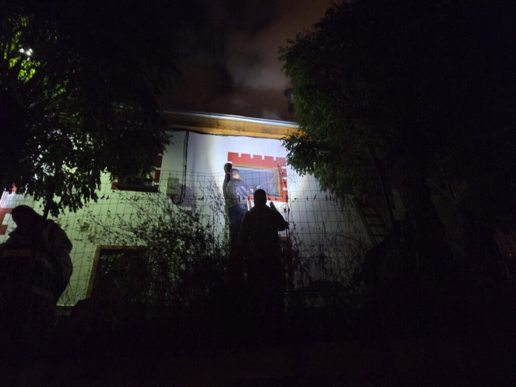 Operarios municipales trabajando en un incendio en una vivienda en Barruelo de Santullán.