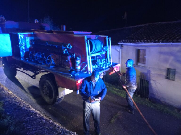 Camión de extinción de incendios en Barruelo de Santullán durante la noche
