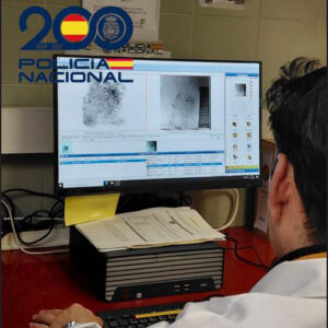 Agente de policía analizando pruebas en un ordenador en Palencia