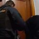 Agentes de policía intentando abrir una puerta durante una intervención en Palencia