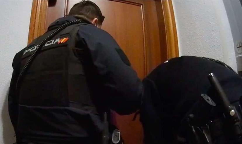 Agentes de policía intentando abrir una puerta durante una intervención en Palencia
