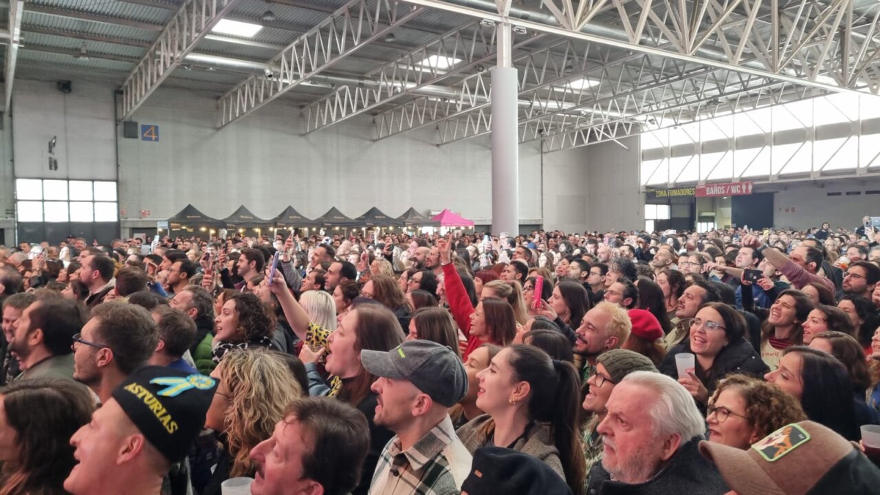 Multitud de personas disfrutando del Intro Music Festival en Valladolid