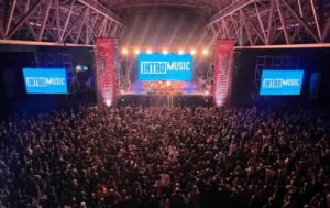 Multitud disfrutando del Intromusic Festival en Valladolid