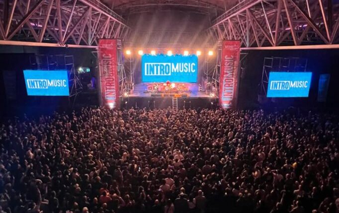 Multitud disfrutando del Intromusic Festival en Valladolid