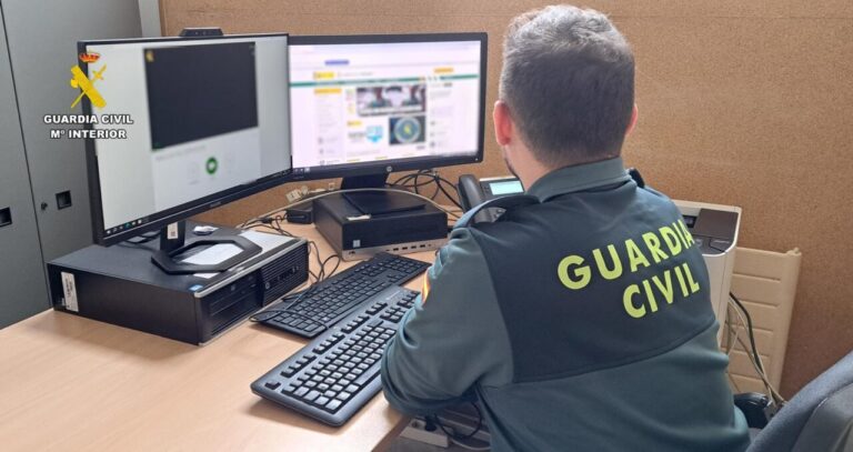 Agente de la Guardia Civil trabajando en un caso de ciberacoso