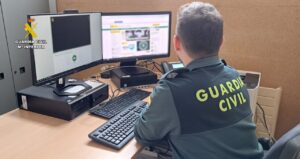 Agente de la Guardia Civil trabajando en un ordenador sobre ciberacoso sexual.