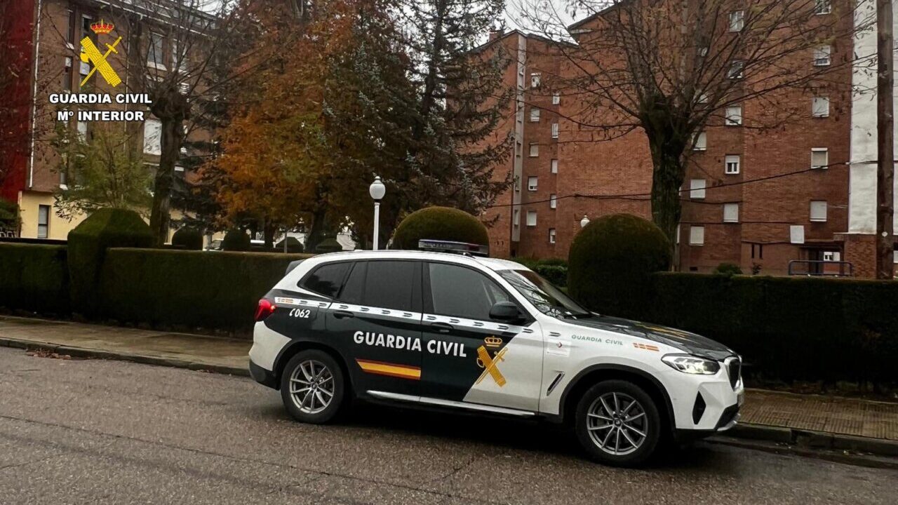 Vehículo de la Guardia Civil en una calle de Guardo, Palencia.