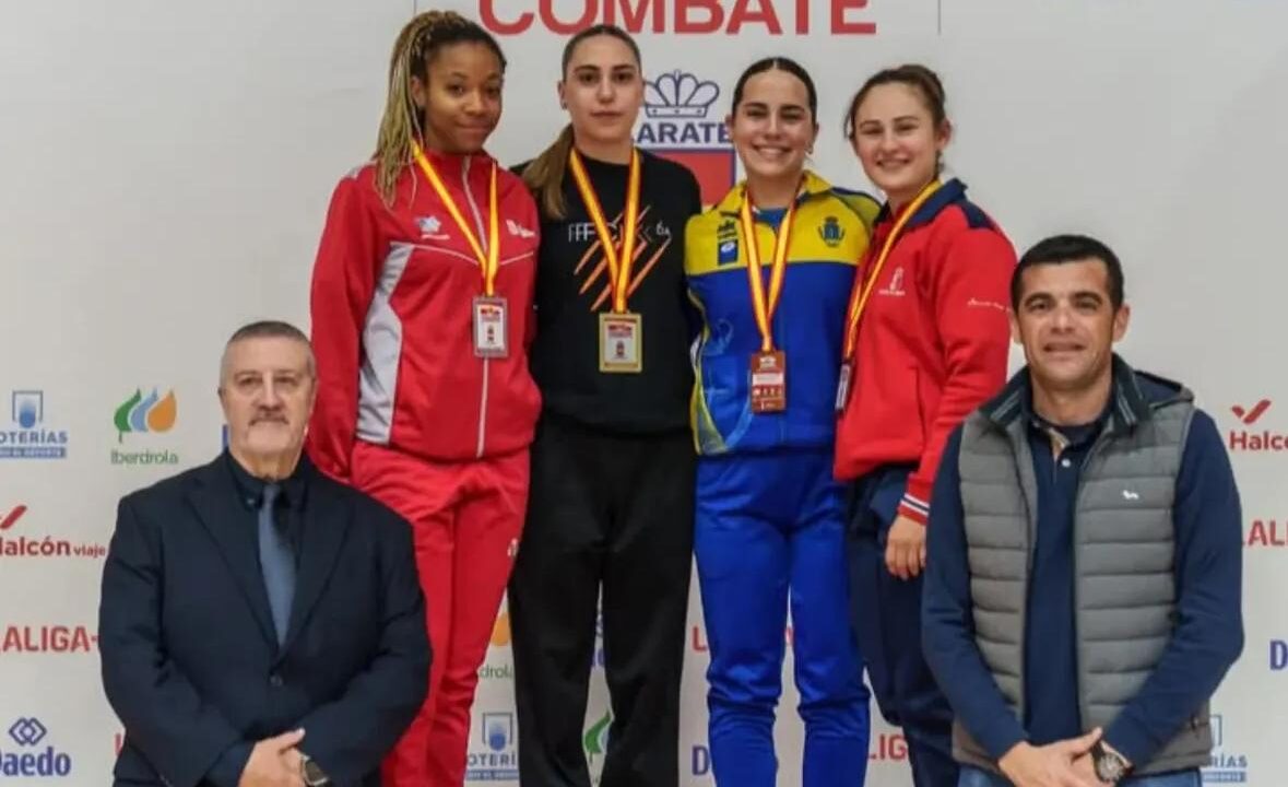 Isabel Nieto en el podio de los Juegos Nacionales de Combate con medalla de plata