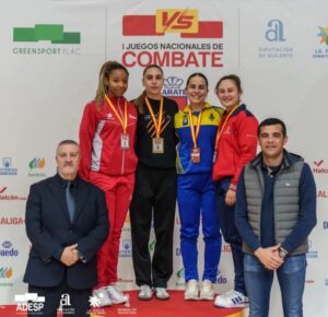 Isabel Nieto en el podio de los Juegos Nacionales de Combate con medalla de plata