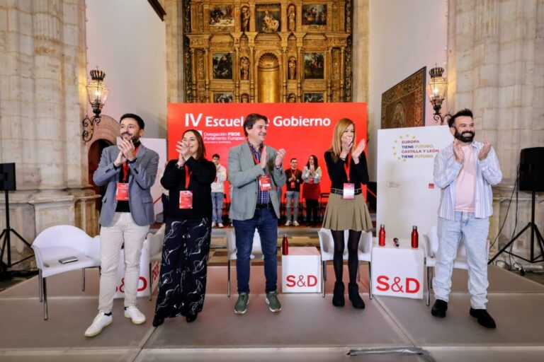 Participantes aplaudiendo en la IV Escuela de Gobierno del PSOE en Salamanca