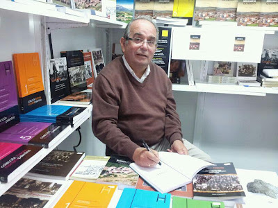 Jaime García Reyero firmando libros en un evento literario