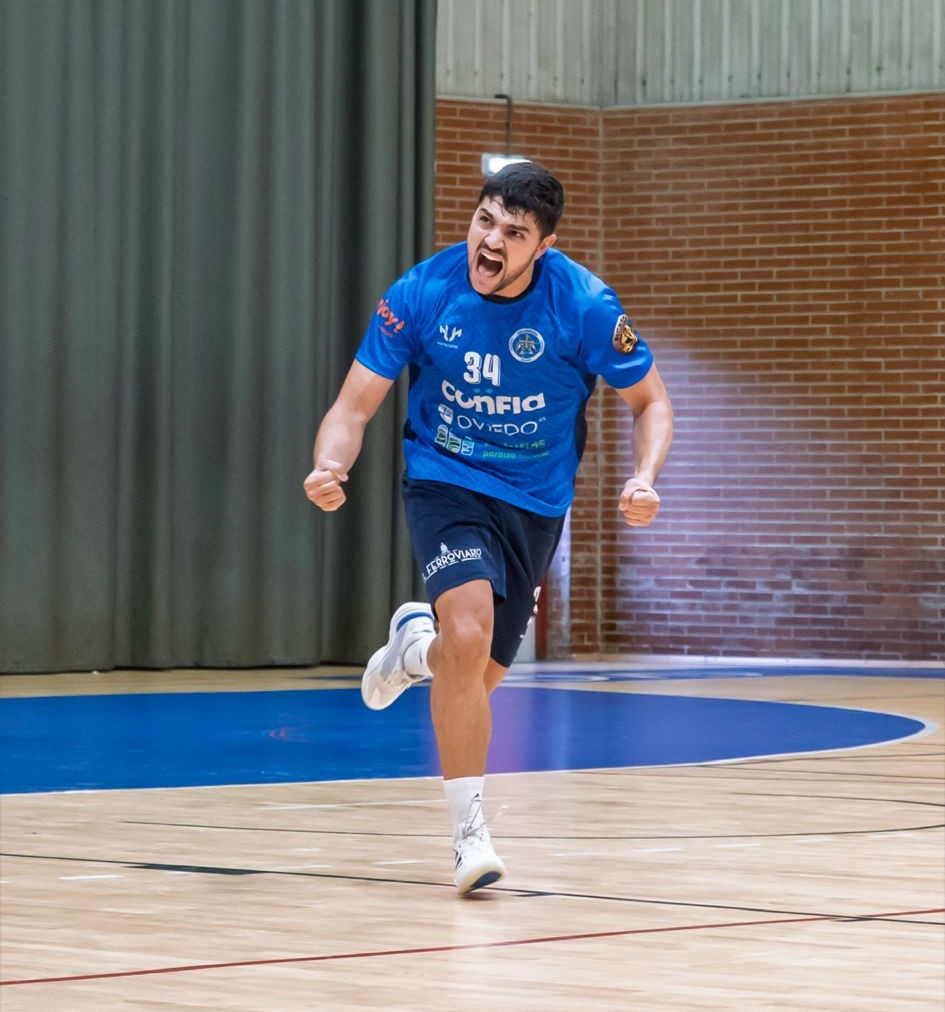 Javi Sanz celebrando un gol en un partido de balonmano
