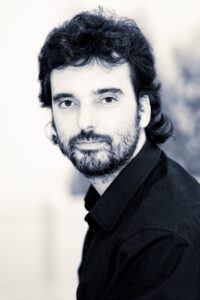 Retrato de Jonatán Carbó, organista y profesor de música.