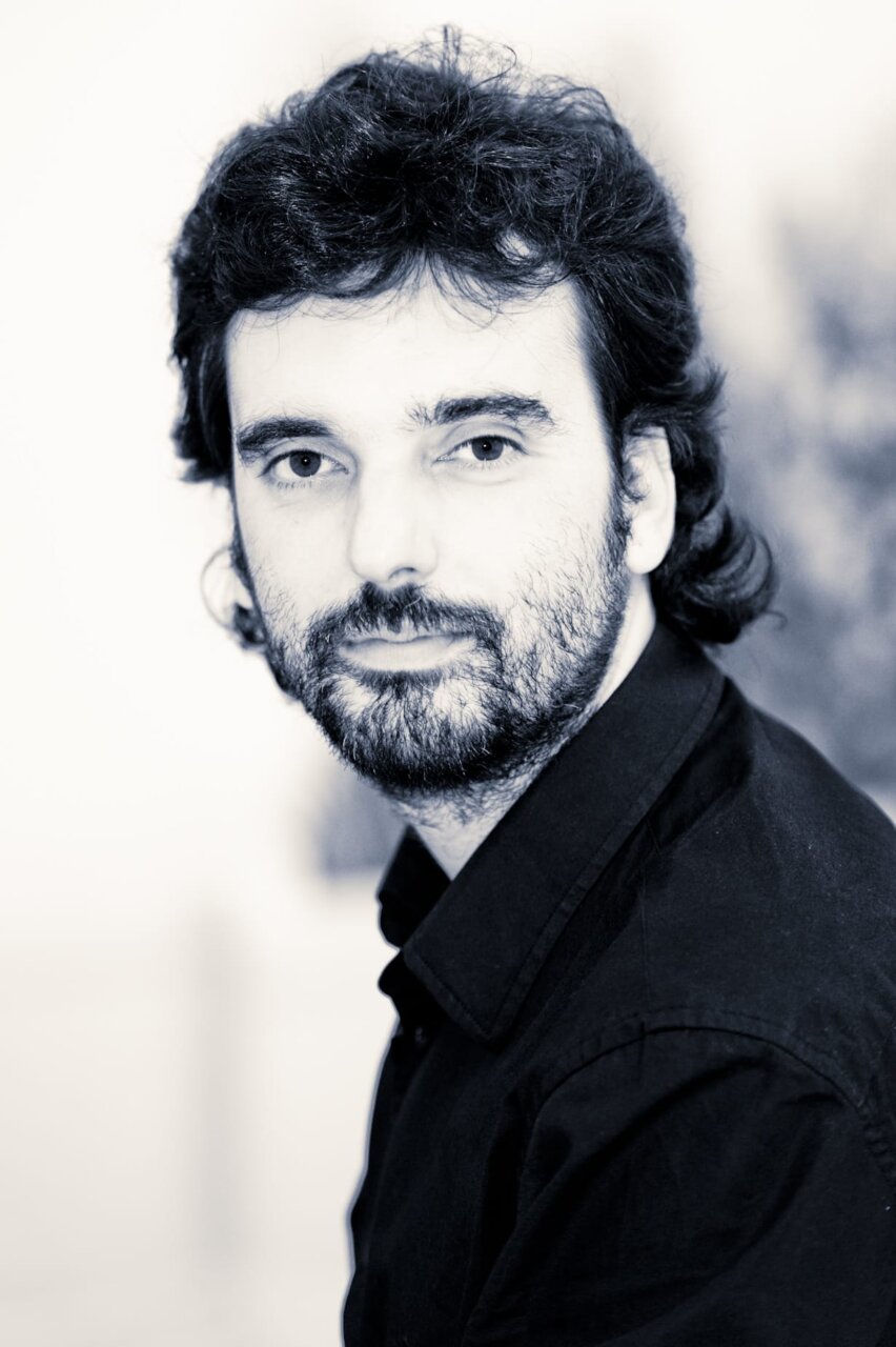 Retrato de Jonatán Carbó, organista y profesor de música.