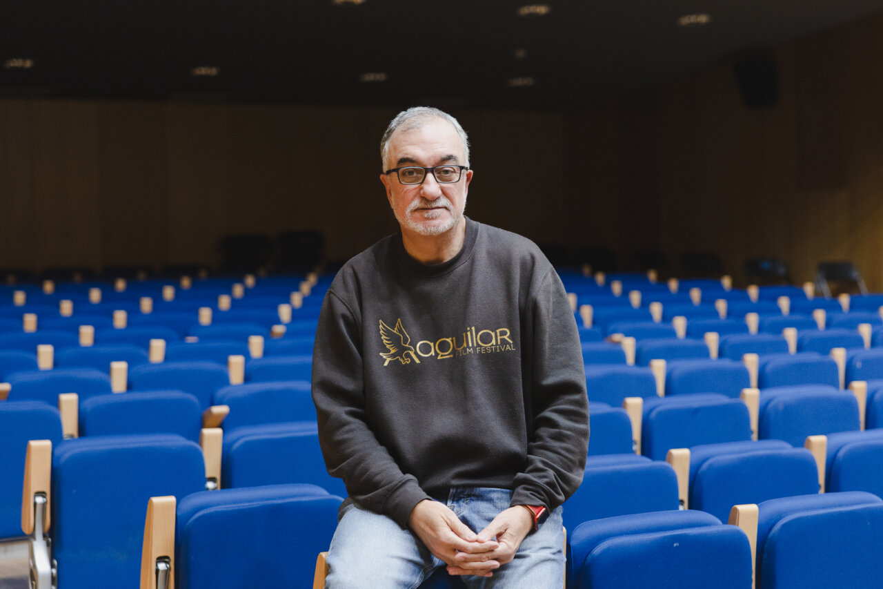 Jorge Sanz sentado en el cine durante el festival de Aguilar.