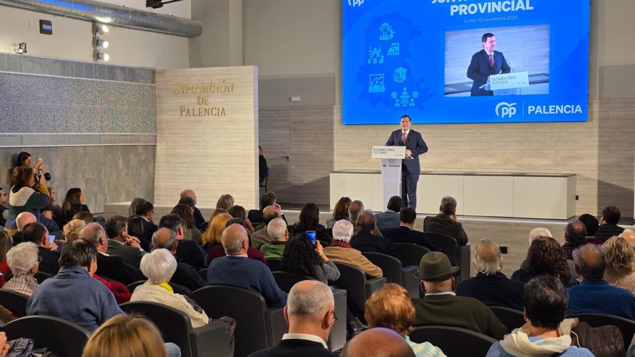 Alfonso Fernández Mañueco hablando en la Junta Directiva del PP en Palencia