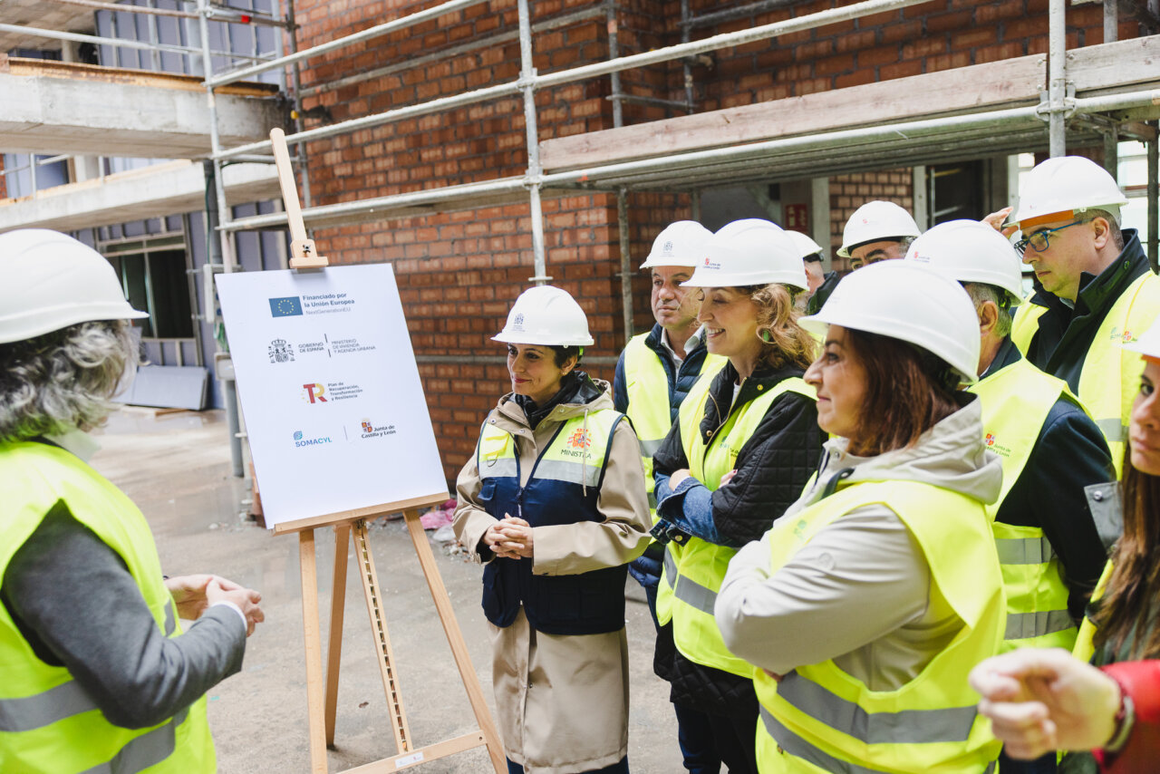 Visita de la ministra de Vivienda a la construcción de viviendas en Palencia