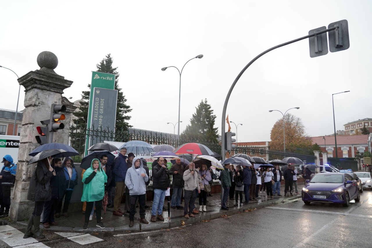 Personas con paraguas en la calle durante la Junta General en Valladolid