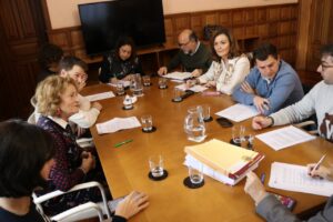 Reunión de la Junta de Gobierno Local en Palencia con varios participantes.