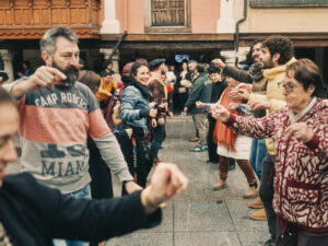 Grupo de personas bailando en la Juntada de Folklore de Hogaño en Cervera de Pisuerga.