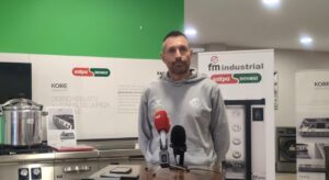 Entrenador del Súper Agropal Palencia hablando sobre el equipo