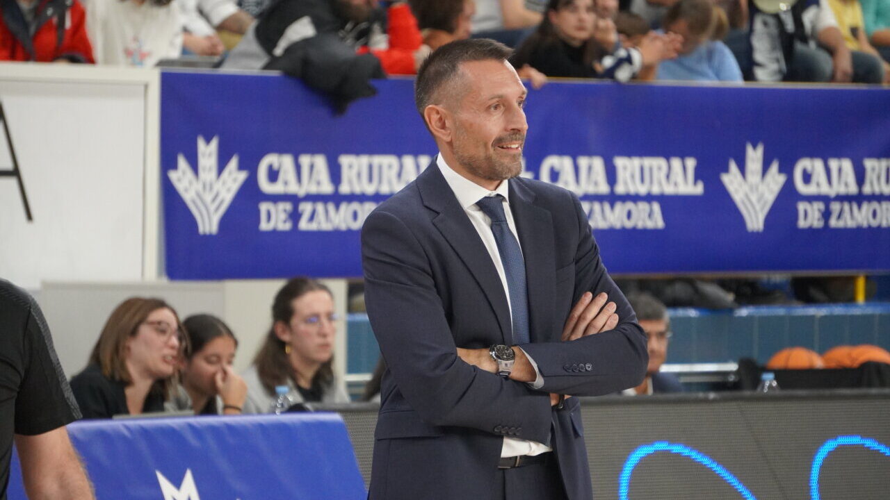 Entrenador Lezkano en rueda de prensa tras partido de baloncesto