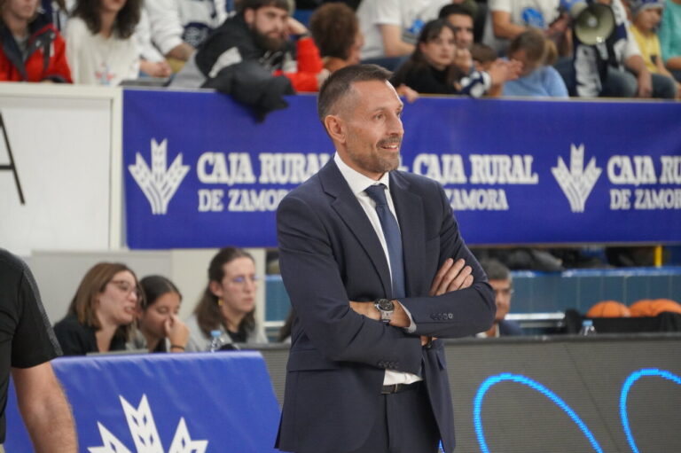 Entrenador Lezkano en rueda de prensa tras partido de baloncesto