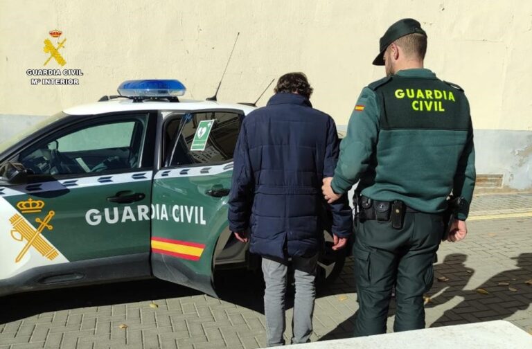 Agente de la Guardia Civil acompaña a un hombre en Dueñas