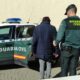 Agente de la Guardia Civil acompaña a un hombre en Dueñas