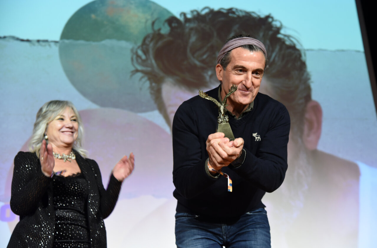 Luis Zahera recibiendo un premio en el Aguilar Film Festival