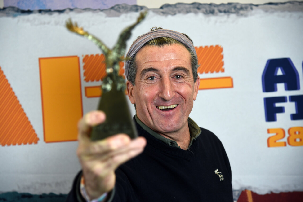 Luis Zahera sosteniendo su Águila de Oro en el Aguilar Film Festival