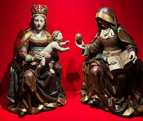 Escultura de la Virgen con el Niño y San Juan en la exposición EsperanZa.