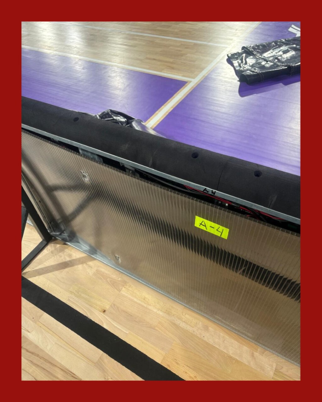 Pantalla dañada en el banquillo del Estudiantes durante un partido