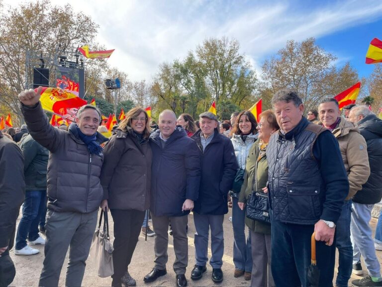 Grupo de personas en manifestación con banderas españolas en Madrid