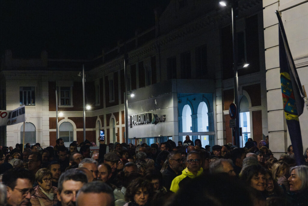 Concentración de personas en Palencia durante manifestación por el soterramiento