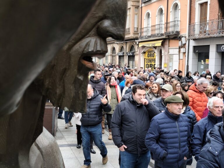Multitud de personas en manifestación en Palencia pidiendo soterramiento del ferrocarril.