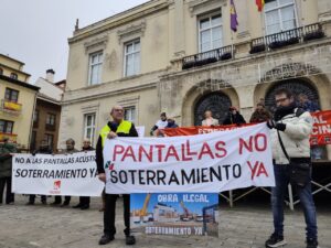 Manifestantes en Palencia sosteniendo pancartas contra las pantallas acústicas.