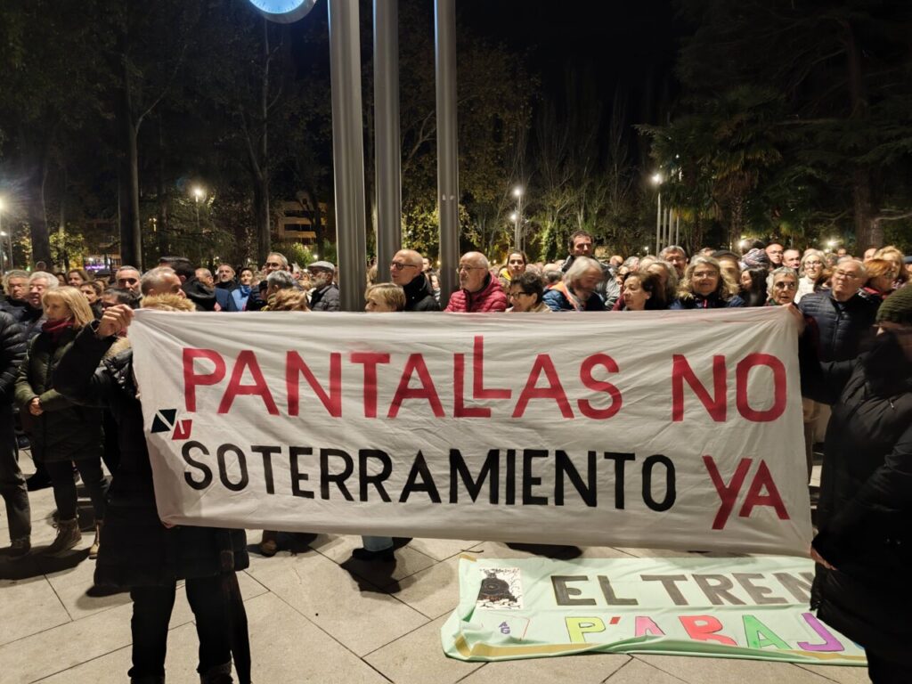 Manifestación en Palencia con pancarta sobre soterramiento y pantallas acústicas.
