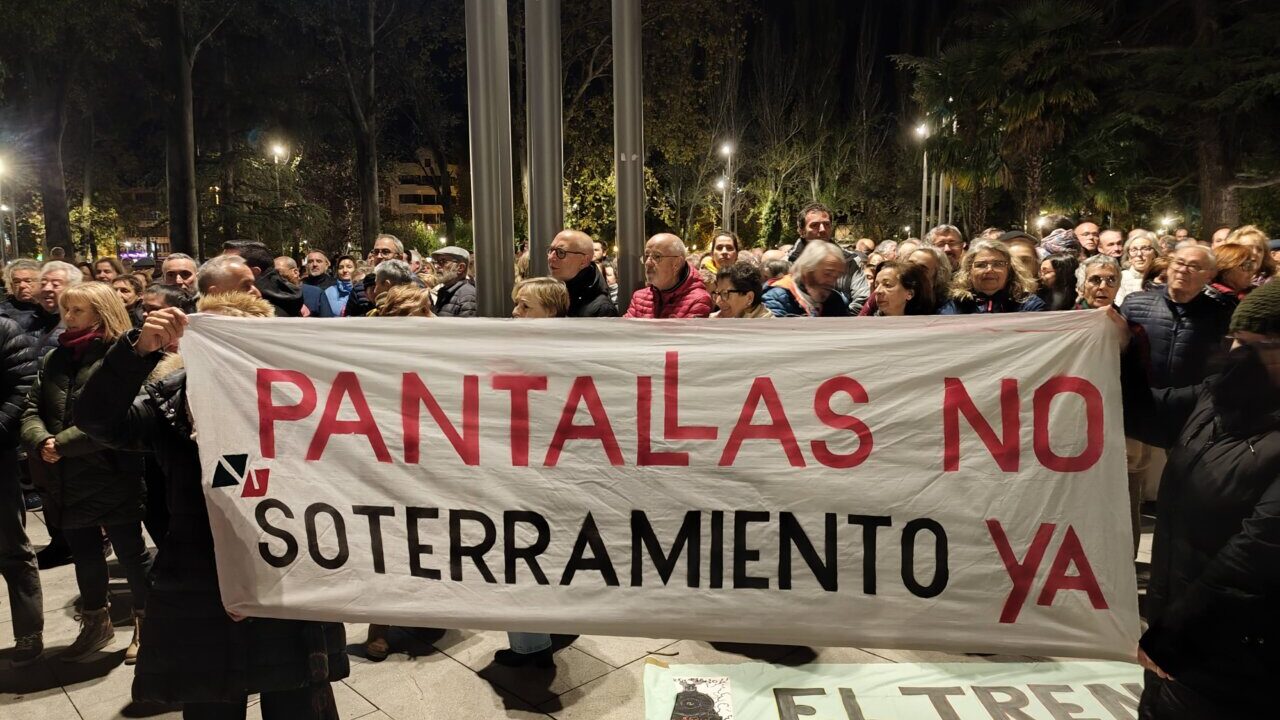 Manifestación en Palencia con pancarta sobre soterramiento y pantallas acústicas.